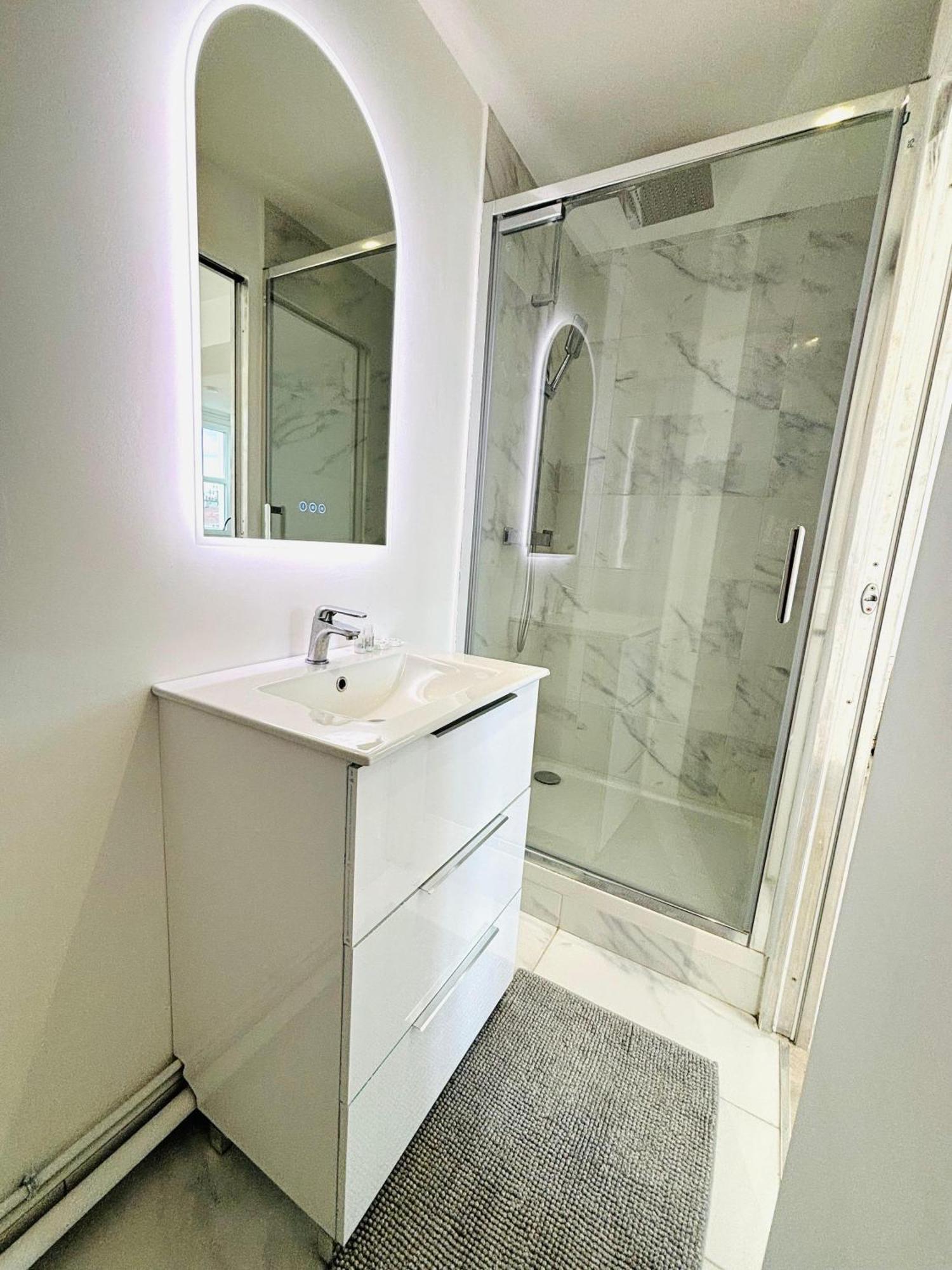 Republique Rue Des Bluets Apartment